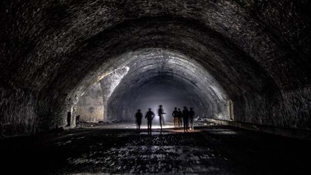 Geisterjäger fliehen nach unerklärlichen Knallgeräuschen aus Tunnelsystem (Video)