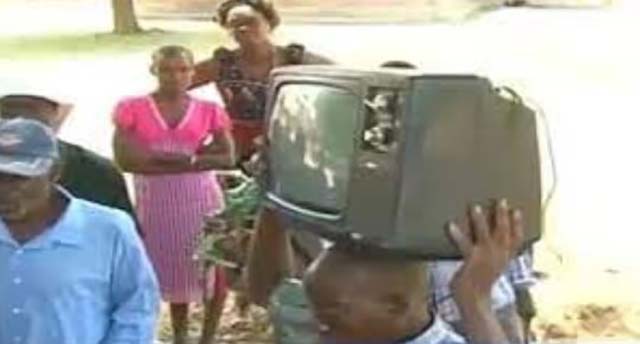 Mann in Kenia gibt gestohlenen Fernseher zurück, der mit einem Zauberspruch des Hexendoktors an seinem Kopf klebte