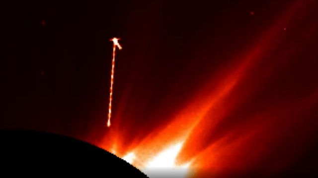 Kreuzförmiges UFO feuert einen riesigen Laserstrahl auf die Sonne ab (Video)