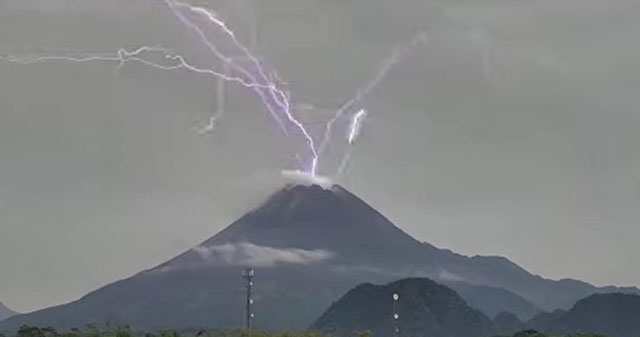 Blitz-Feuerwerk am Gipfel: Vulkan Merapi mit erhöhter Seismizität (Video)