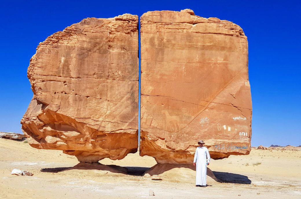 Exakt geteilt! Al Naslaa – die mysteriöse Stein-Formation mitten in der Wüste (Video)