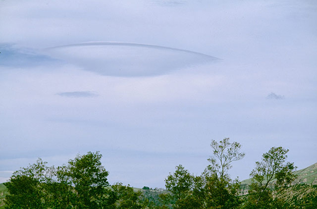 Ein riesiges UFO, das von 400 Schülern und Lehrern in Neuseeland gesehen wurde