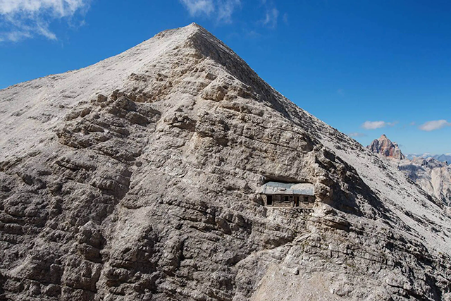 Das einsamste Haus der Welt, das in eine abgelegene Bergkette gebaut wurde, steht seit 100 Jahren leer