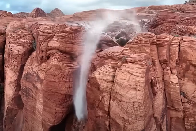 Seltenes Phänomen: Wasserfall stürzt aufwärts (Video)