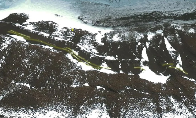 In der Antarktis hat schmelzendes Eis eine Straße und eine Brücke sichtbar gemacht (Video)