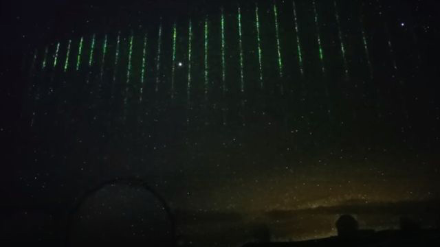 Was sind das für mysteriöse Lichtstrahlen, die vom Himmel über Hawaii kommen (Video)