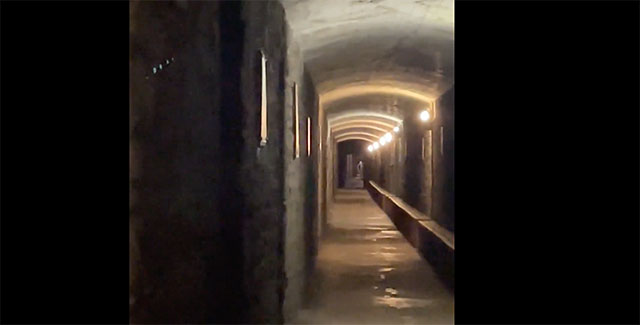 Unheimliche Figur in einem Tunneln unter einem Geisterschloss in Wales gefilmt (Video)