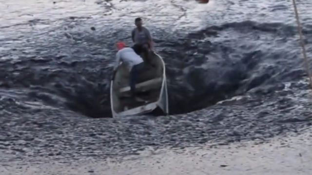 Diese einheimischen Fischer aus Brasilien wurden fast von einer Doline verschluckt (Video)