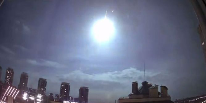 Gigantischer Feuerball über Kiew explodiert! Was ist dort abgestürzt? (Videos)