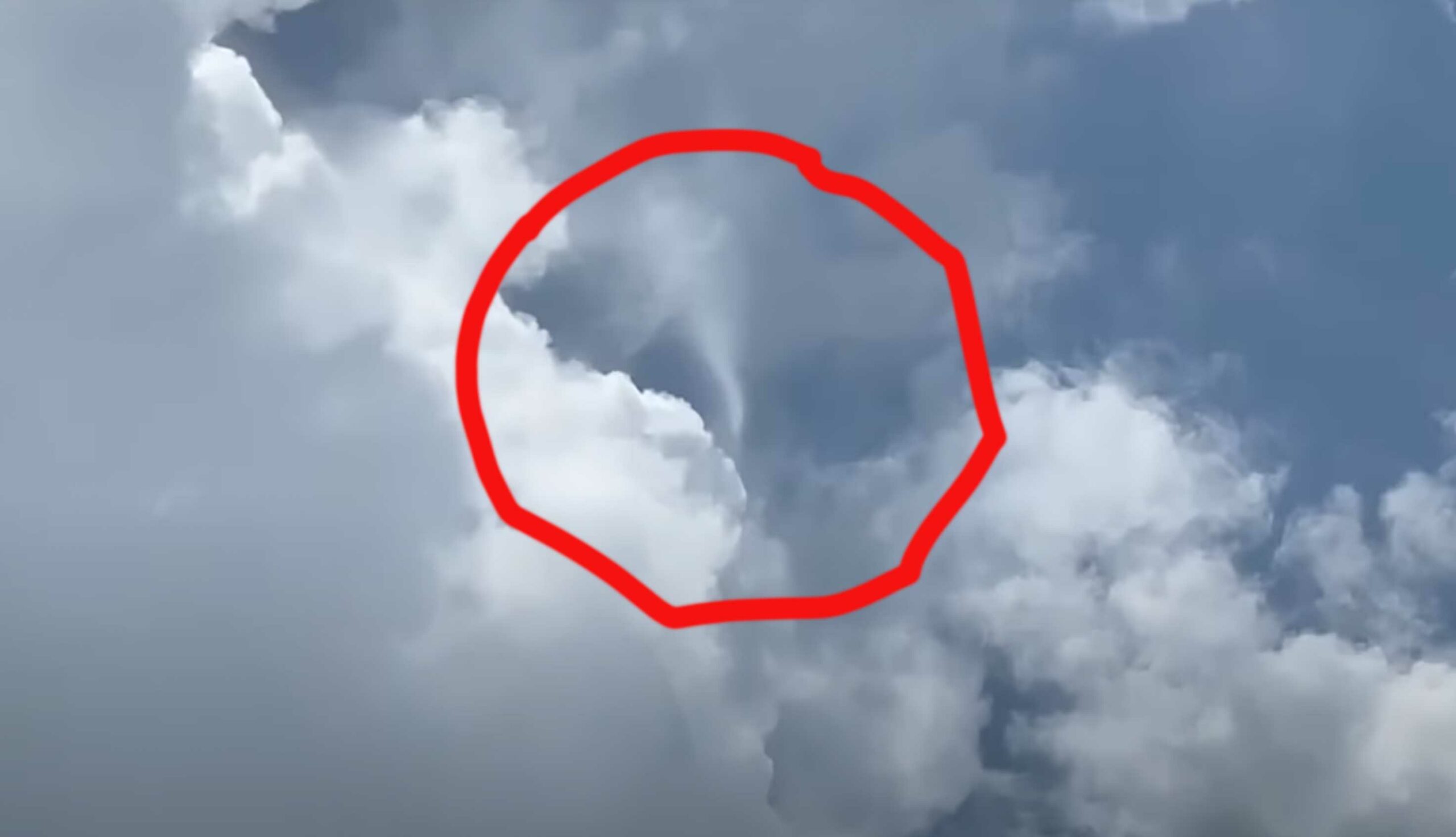 Himmel gescannt? Seltsames „Kronenblitz“-Wetterphänomen gefilmt (Video)