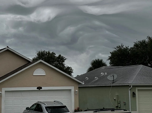 „Ungewöhnliche“ wellenförmige Wolken über Cocoa Beach, Melbourne