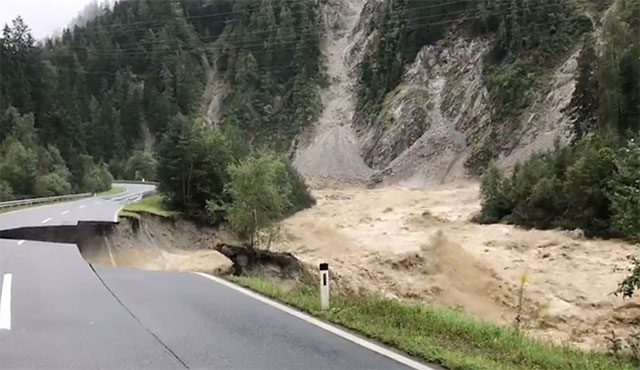 Unwetter in Tirol: Straßen zerstört und Orte evakuiert! Videos zeigen apokalyptische Szenen in den Alpen (Video)