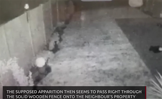 Medienbericht: Überwachungskamera filmt eine gespenstische Gestalt in einem Hinterhof (Video)