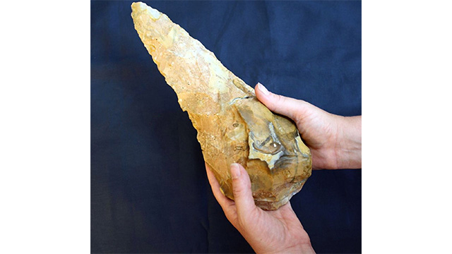 Zu gross, zu schwer: Riesige 300.000 Jahre alte Steinäxte stellen Forscher vor ein Rätsel