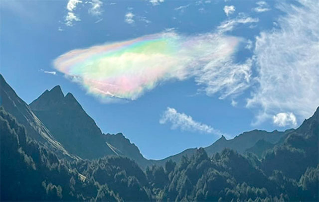 Irisierende Wolken: „Regenbogenwolken“ gesichtet