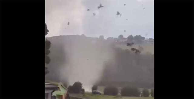 Tornado über Wuppertal: Dächer abgedeckt und Bäume entwurzelt (Video)