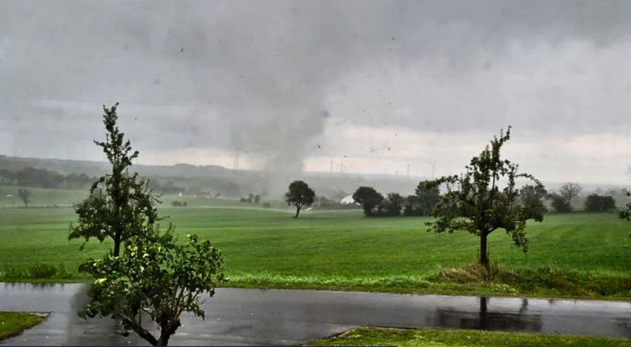 Etwa 15 Dächer abgedeckt: Tornado bei Unwetter in der Eifel (Video)