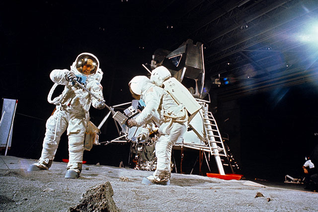 Neil Armstrong will nicht schwören, dass er auf dem Mond war (Video)