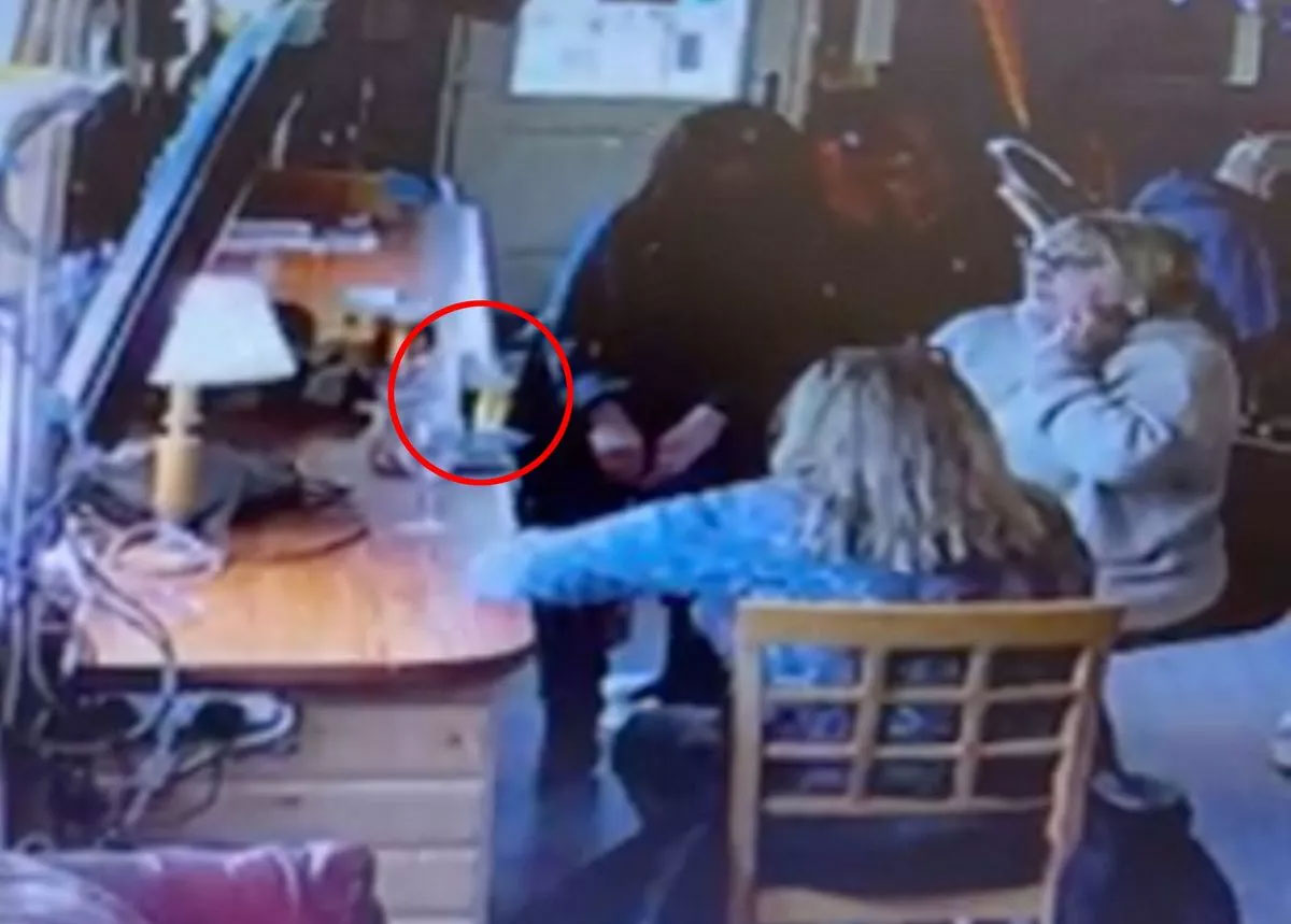 Geist? Gruseliges CCTV-Video zeigt Getränke, die auf mysteriöse Weise vom Rand der Bar rutschen (Video)