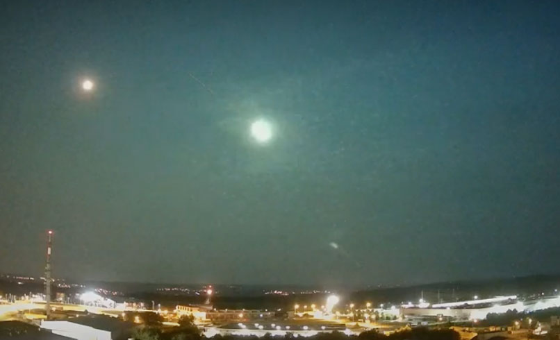 Mysteriöser grüner Lichtblitz erhellt Münchner Nachthimmel (Video)