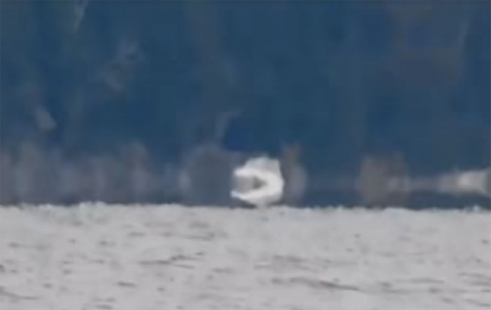 Bizarr: „Kugel mit Mund“ beim Schweben über einem See in Argentinien gefilmt (Video)