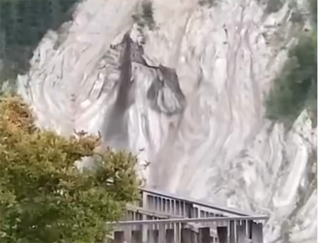Spektakulärer Felssturz donnert in Dolomiten-Schlucht – und bedroht Siedlung in Südtirol (Video)