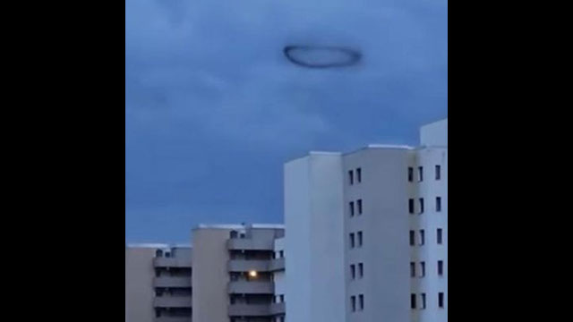 Mysteriöse schwarze Ringe schweben über Berlin (Video)