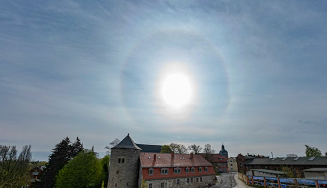 „Halos“ am Himmel über Deutschland: Leuchtende Ringe um die Sonne