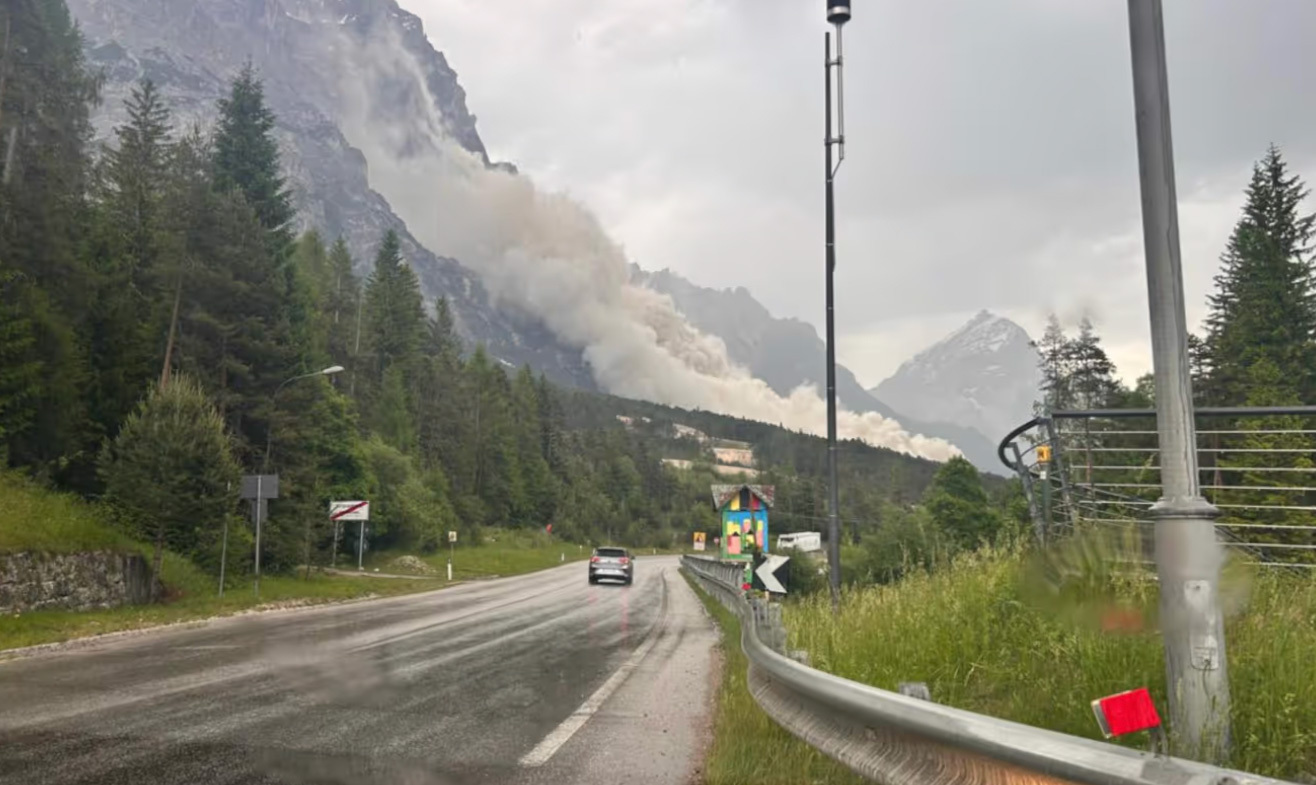 Felssturz in den Dolomiten verfehlte nur knapp eine Katastrophe (Video)