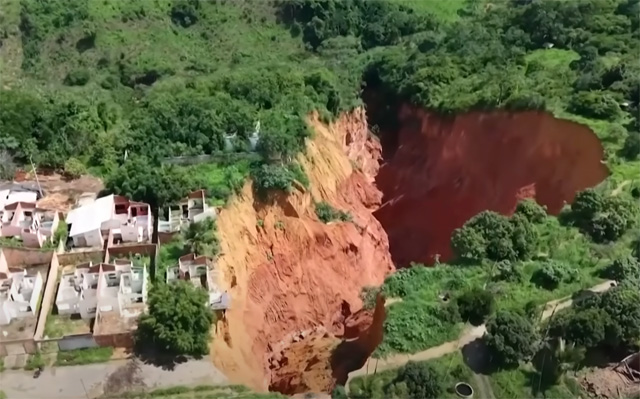 Sinkloch: Eine ganze Stadt in Brasilien könnte von der Erde verschluckt werden (Video)