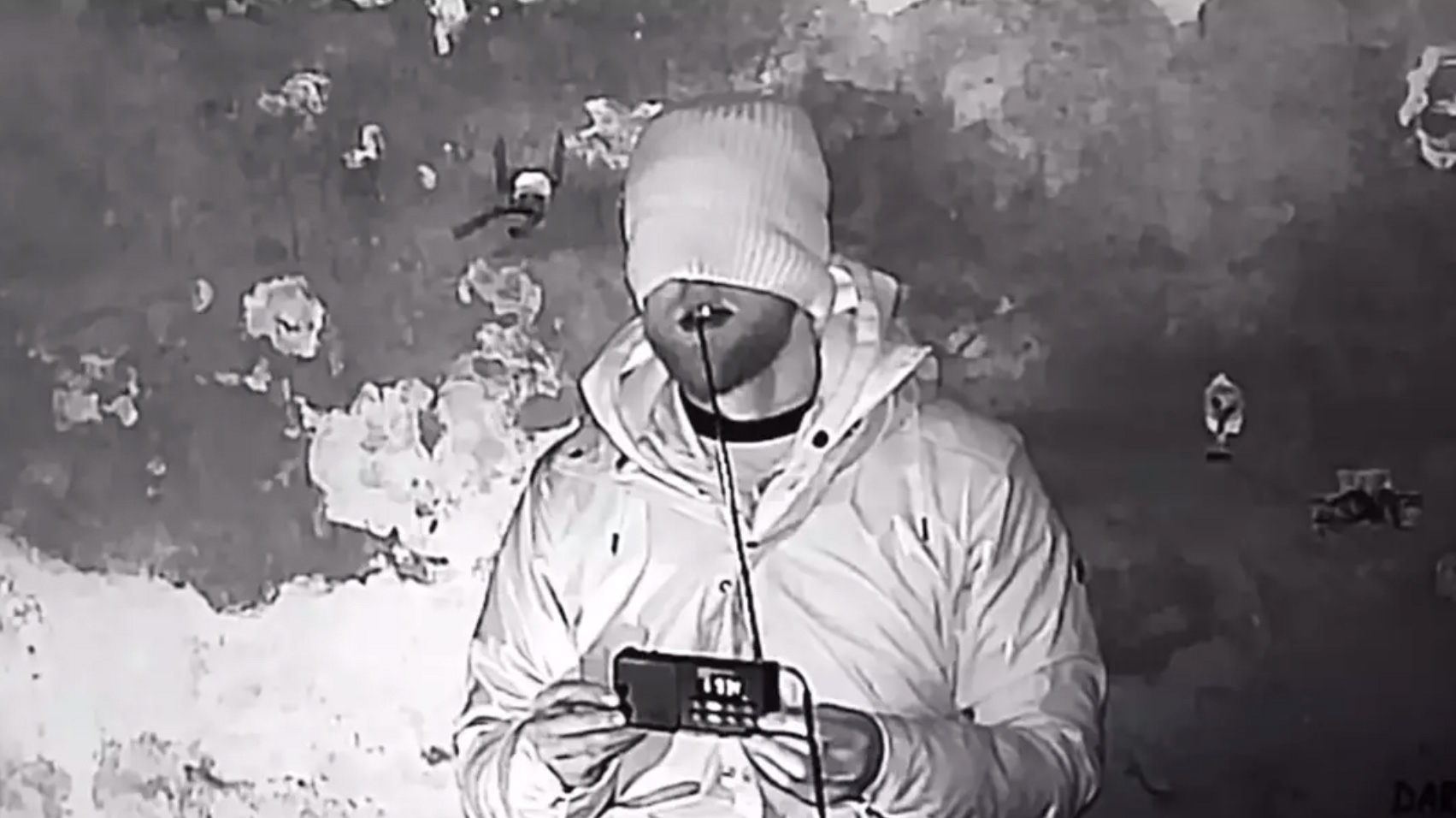 Mann übernachtete auf der „gruseligsten Insel der Welt“ mit 160.000 Leichen, wo Menschen verbannt sind (Video)
