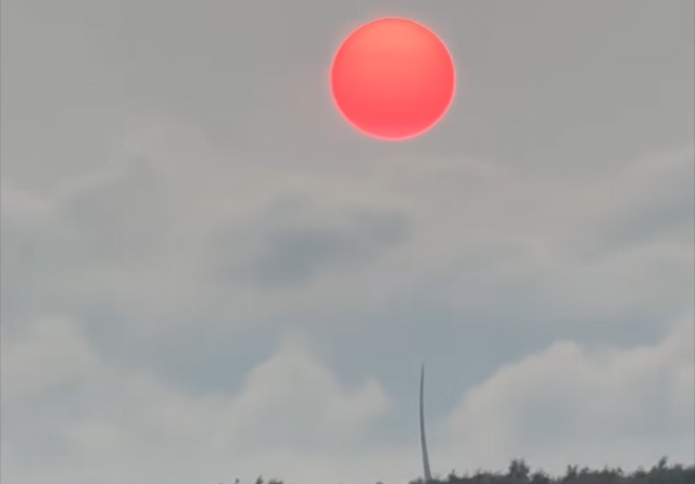Seltsame rote Sonne in den USA und in Deutschland gesichtet (Videos)