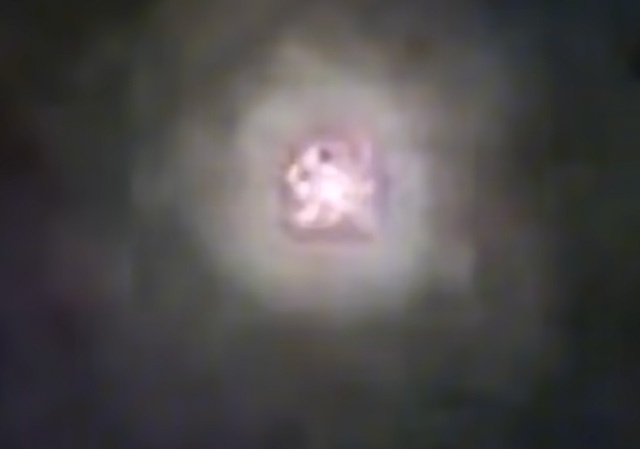 Pulsierende Kugel über einem Wohnhaus gesichtet (Video)