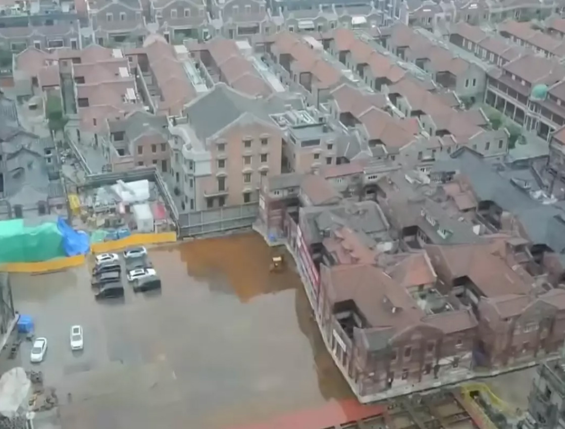 Menschen staunen, nachdem Roboter in China eine ganze 7.500 Tonnen schwere Wohnung mit einer einzigen schnellen Bewegung bewegt haben