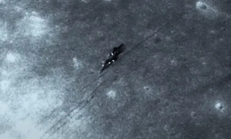 Entdeckung auf dem Mond: Metallisches Objekt