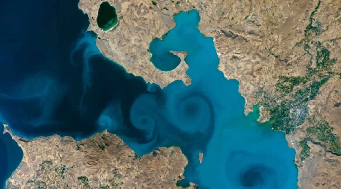 Seltene Milchfontänen zeichnen atemberaubende Wirbel im größten „Sodasee“ der Welt