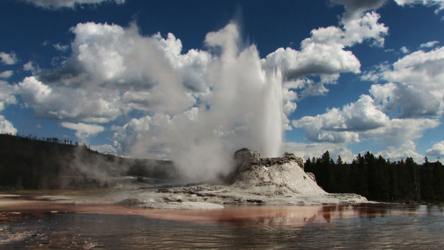 Neue Einblicke in eines der mächtigsten Vulkansysteme der Erde – Magmenkörper unter Yellowstone in nur 4 km Tiefe