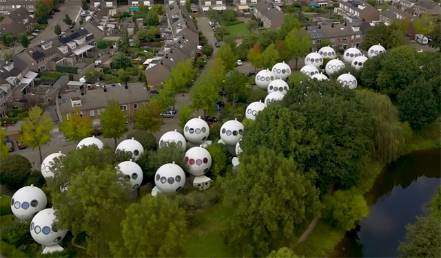Die verrückte Kugelhaus-Siedlung in den Niederlanden (Video)