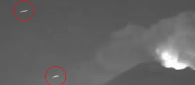 Mehrere „UFOs“, die beim Überfliegen eines ausbrechenden Vulkans gefilmt wurden, sollen angeblich ein „Wurmloch“ für Außerirdische sein