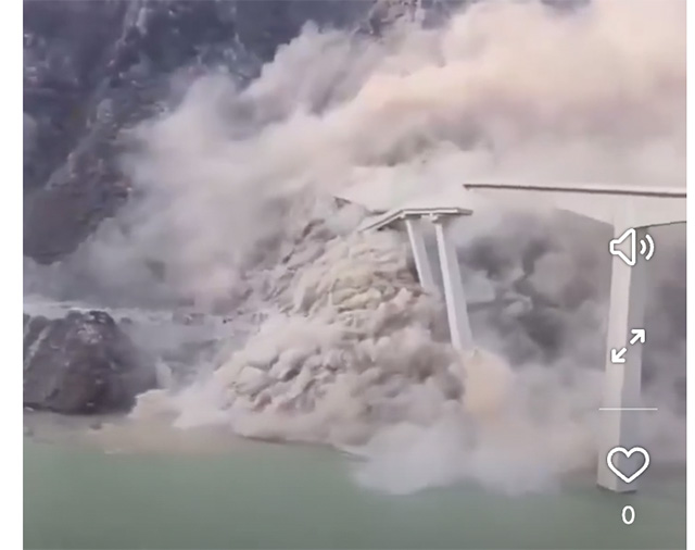 Aufnahmen zeigen den Einsturz eines Abschnitts der 758 Meter langen Hongqi-Brücke in China (Video)