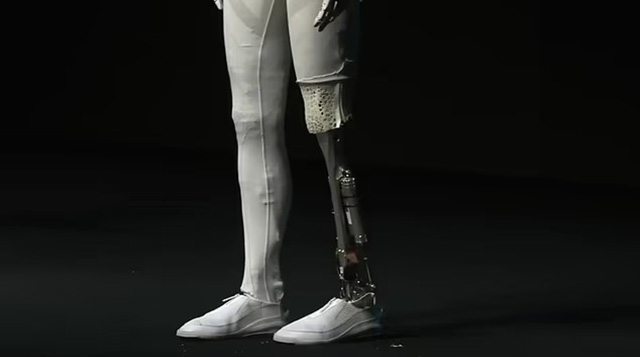 Hier gibt es nichts zu verbergen! Der humanoide Roboter bewegt sich so geschmeidig, dass sein Erfinder ihn aufschneiden muss, um zu beweisen, dass sich kein Mensch darin verbirgt