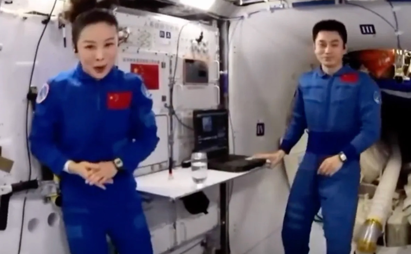 Kritiker behaupten, ein Glas Wasser beweise, dass China das Video der Raumstation gefälscht habe (Videos)