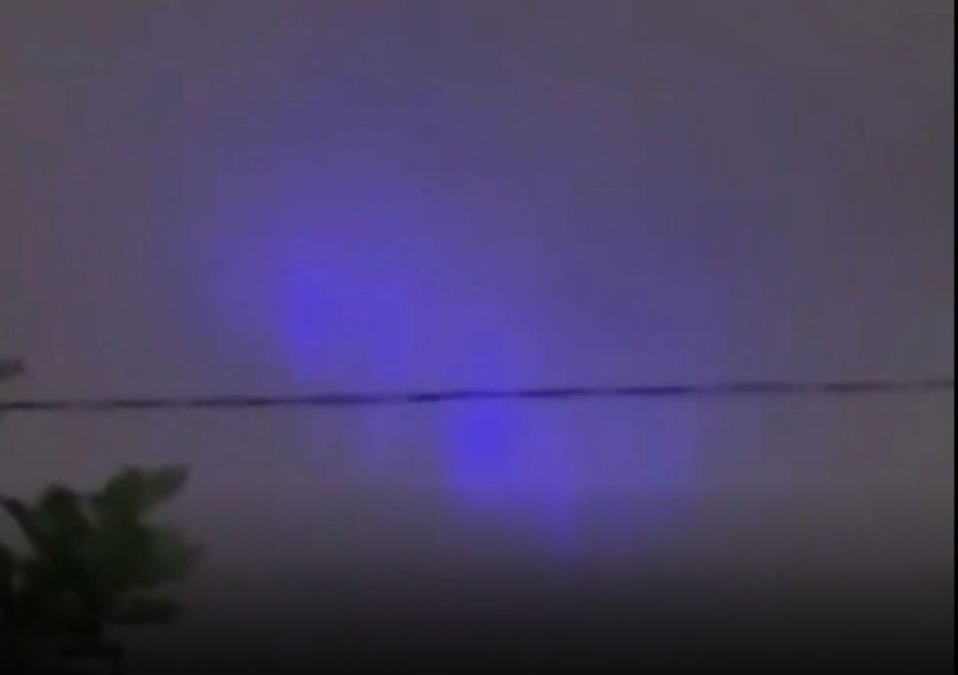 Der japanische Nachthimmel erstrahlte blau, als ein Erdbeben der Stärke 7,6 Aomori erschütterte und dabei seltene Erdbebenlichter erzeugte