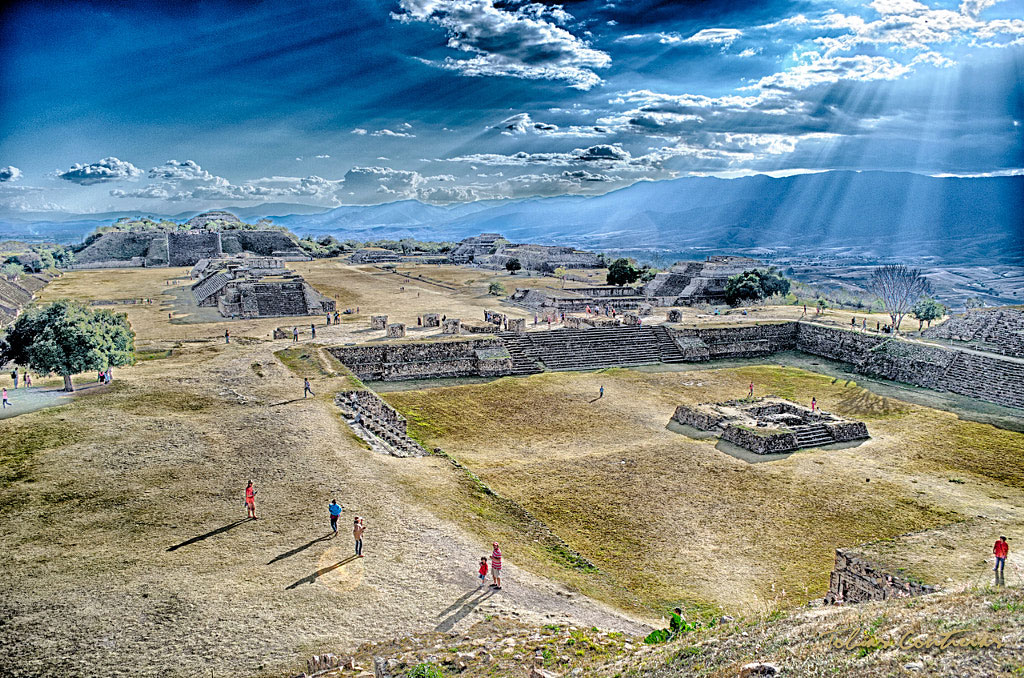 Der geheimnisvolle, abgeflachte Berggipfel von Monte Alban und seine antike Pyramidenstadt