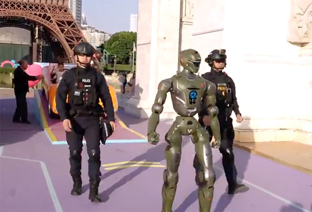 Humanoider „Terminator“-Roboter patrouilliert mit Polizisten in China (Video)