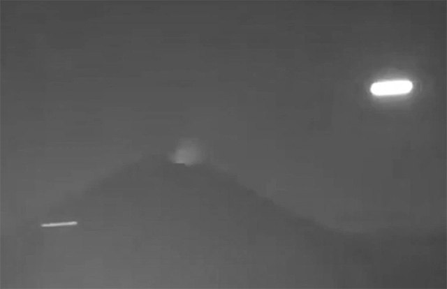 Zwei rätselhafte zigarrenförmige UFOs an mexikanischem Vulkan gesichtet (Video)