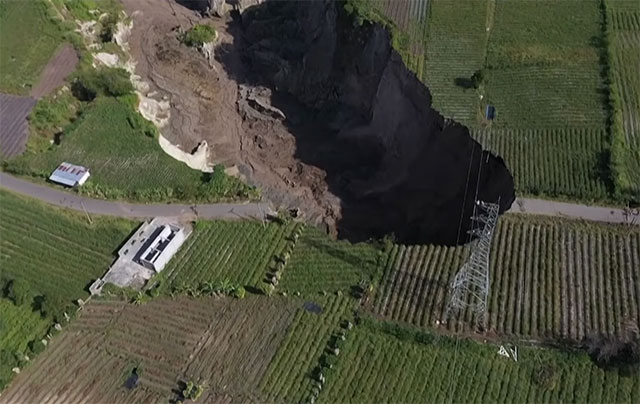 Ein riesiges Erdloch frisst sich Stück für Stück immer weiter durch die Landschaft