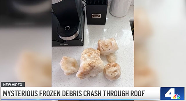 Mysteriöse Eisbrocken stürzen vom Himmel durch das Dach eines Hauses in Kalifornien (Video)