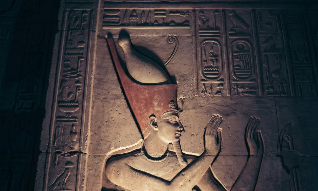 🏛️👑 Ein römischer Kaiser wurde als ägyptischer Gott gekrönt.