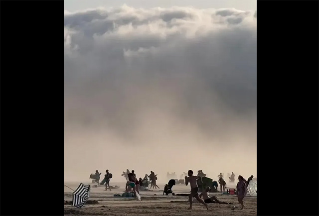 🌪️ Schockierender Moment: Riesige, ungewöhnliche „Tsunami-Wolke“ trifft auf belebten Strand und lässt panische Touristen in Deckung rennen (Video)